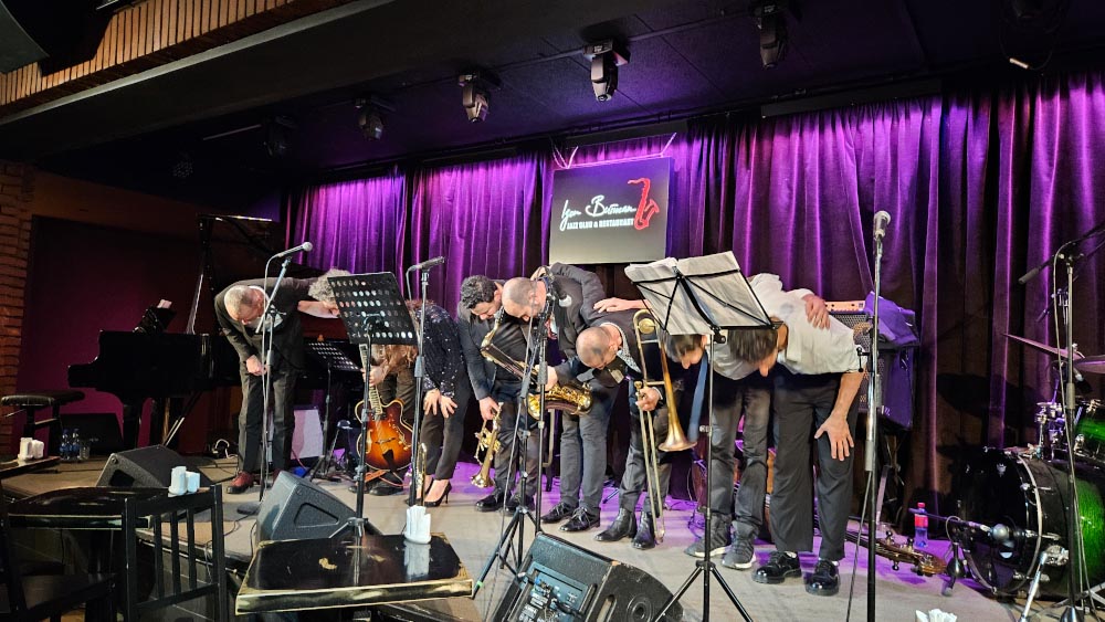 Akra Jazz Band ve Ece Göksu, Moskova&#8217;da büyüledi