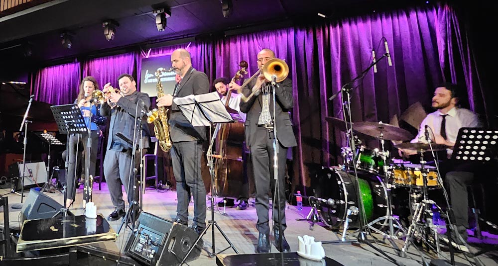 Akra Jazz Band ve Ece Göksu, Moskova&#8217;da büyüledi