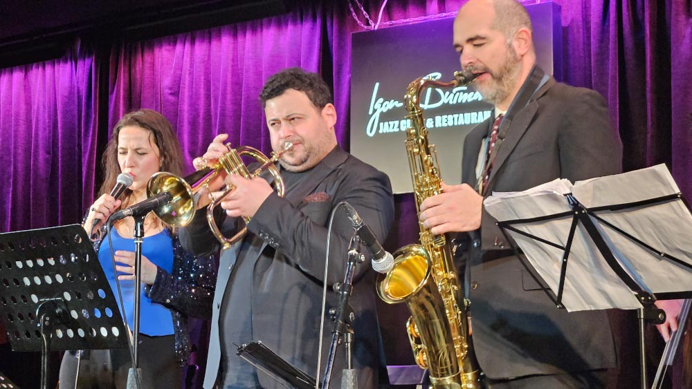 Akra Jazz Band ve Ece Göksu, Moskova&#8217;da büyüledi
