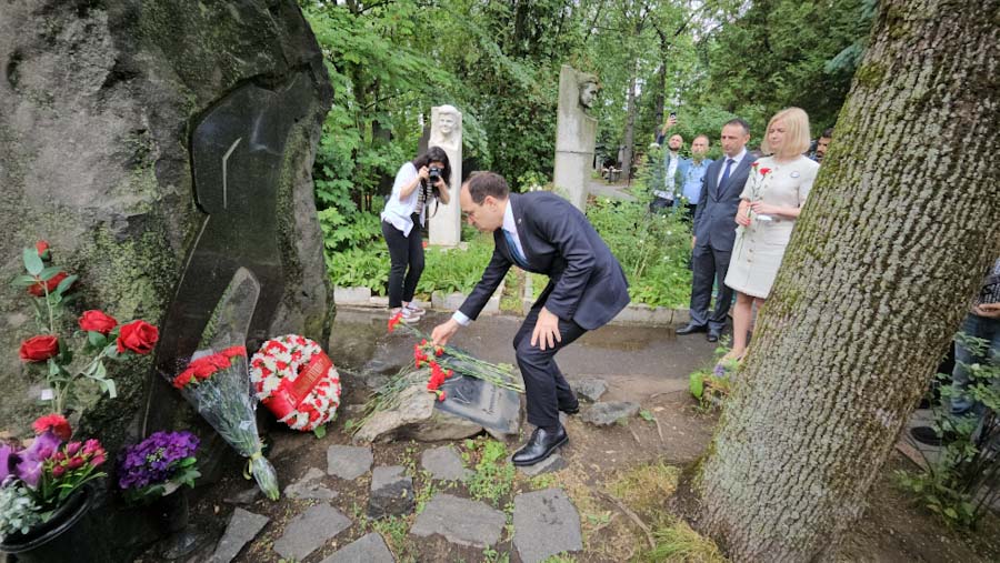 Nâzım Hikmet, ölümünün 61. Yıl dönümünde Moskova&#8217;da anıldı